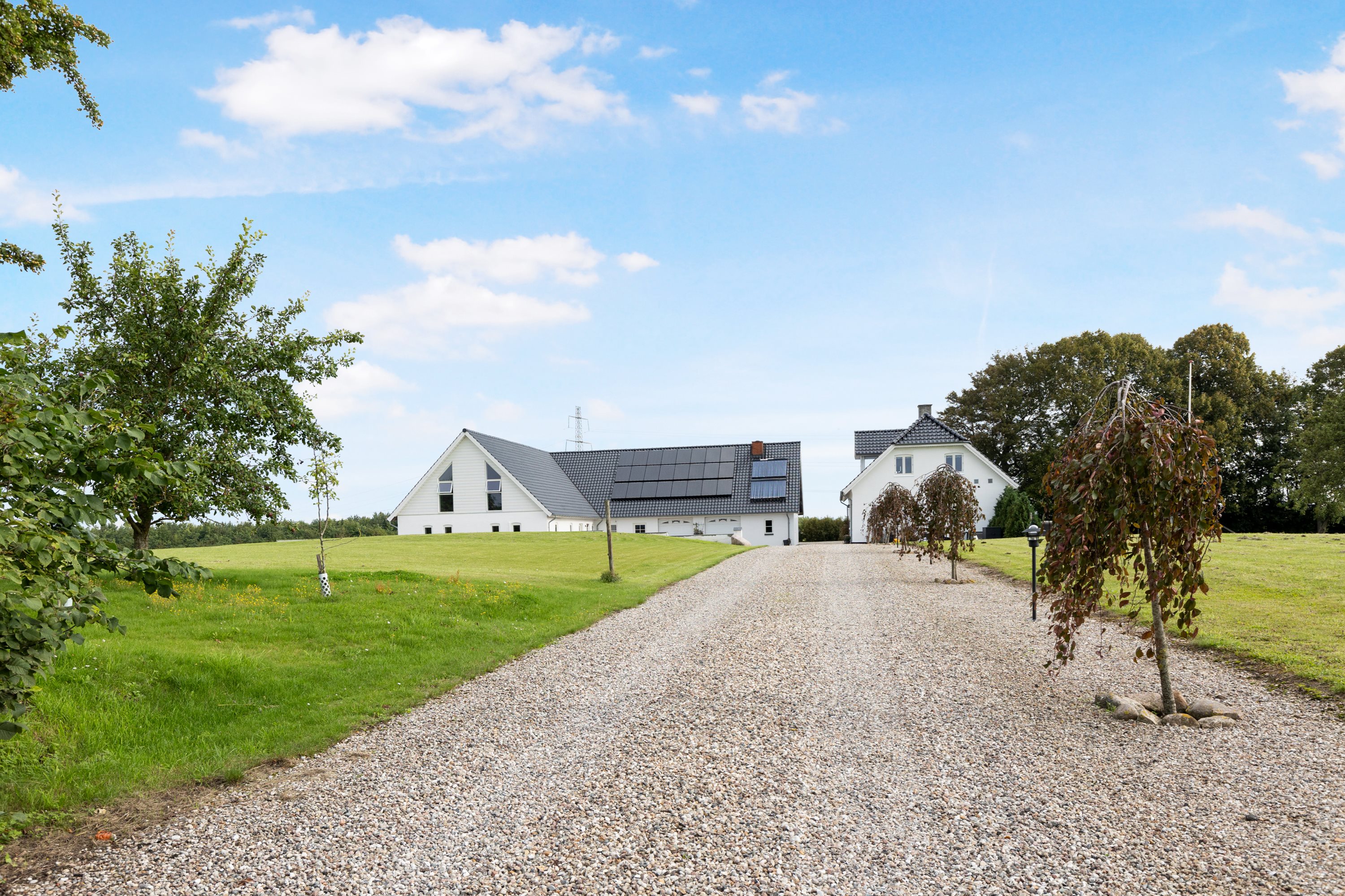 FANTASTISK SMUK EJENDOM I NATURSKØNNE OMGIVELSER MED ET UTAL AF MULIGHEDER