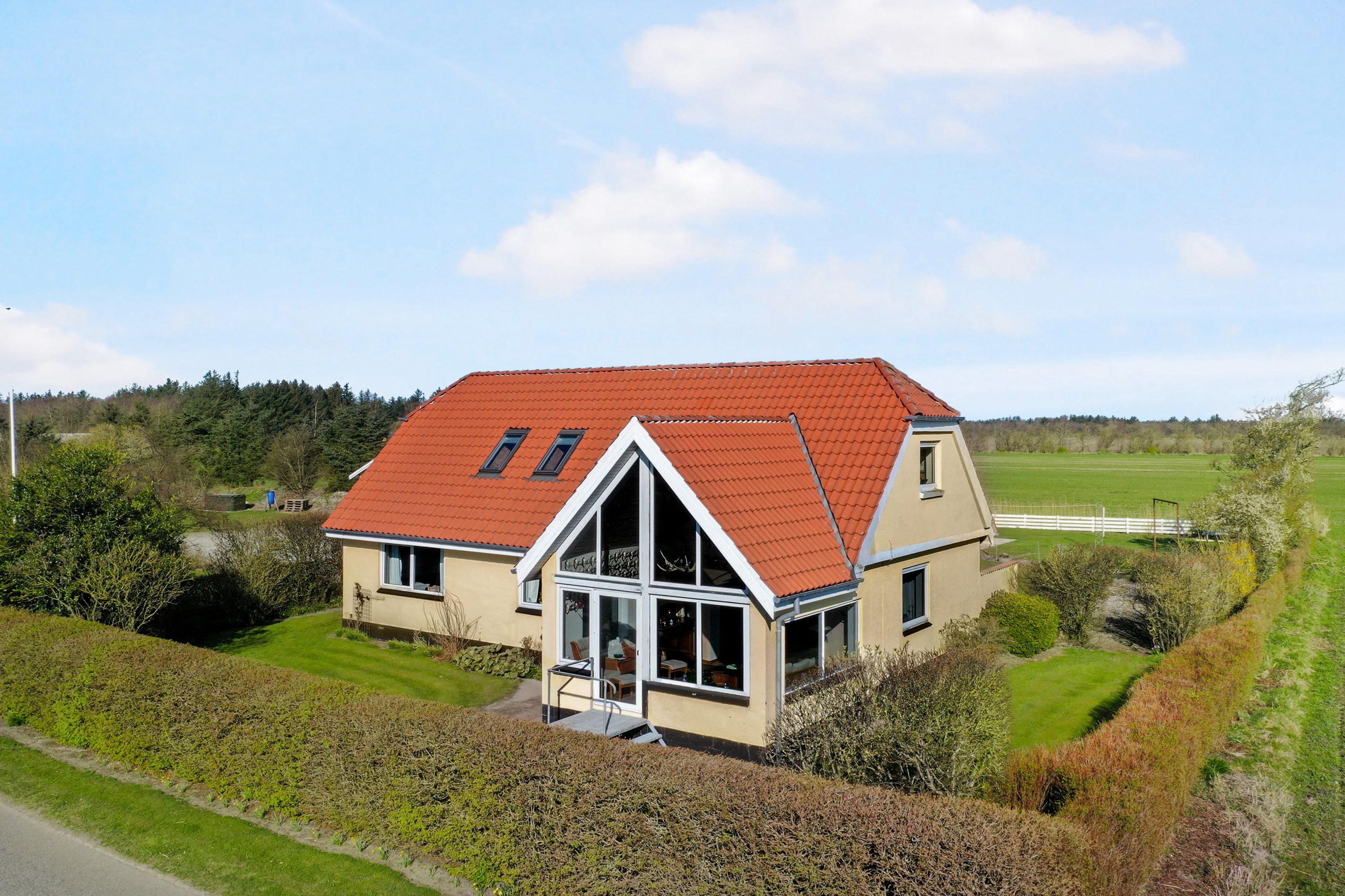 Landlig idyl og naturskønne omgivelser kombineret med en fortryllende ejendom er, hvad der venter jer på Ingstrupvej 60. Her bliver I præsenteret for en charmerende villa, i to plan, og breder sig over 185 velplacerede kvadratmeter.