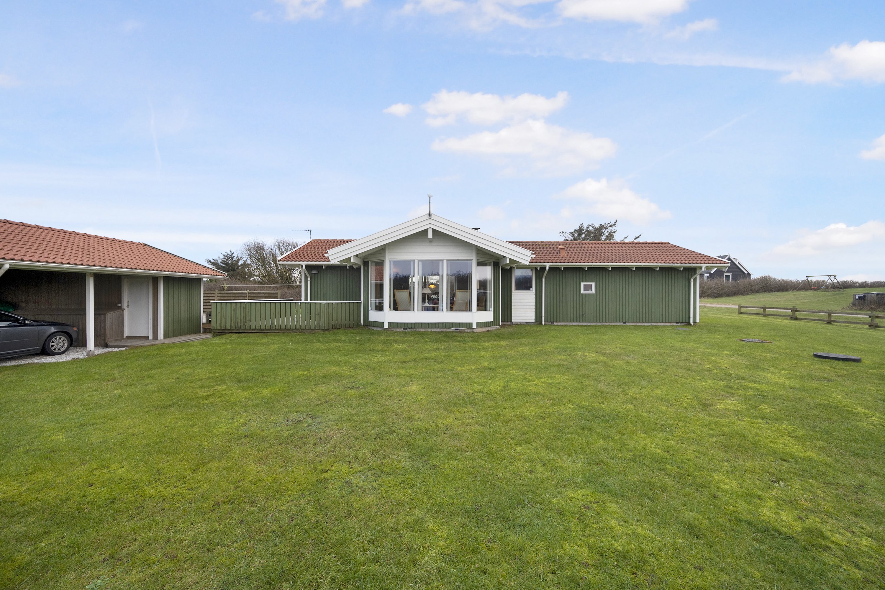 Vi har nu fornøjelsen af at invitere jer indenfor i dette utrolig skønne sommerhus på 91 kvadratmeter. Huset er i gennemgående flot stand, og her er I sikret den vaskeægte feriestemning.